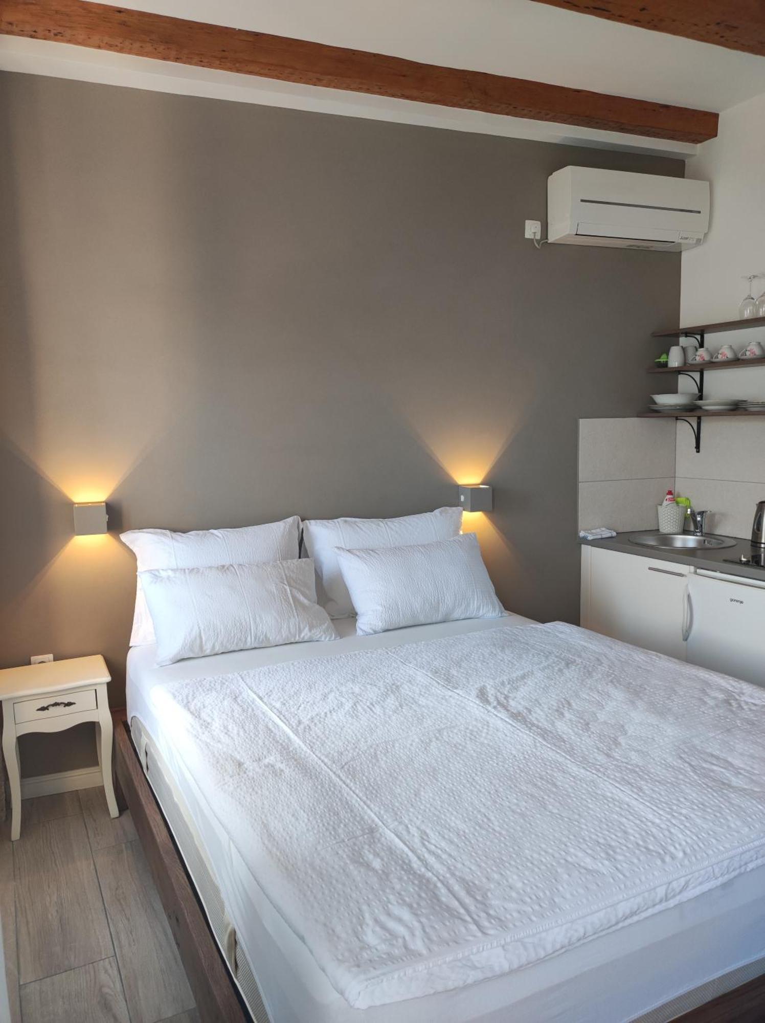 Apartments Krstulja 바슈카 객실 사진